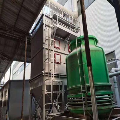 800 kg zakstofcollector bovenop grote silo in cementfabriek